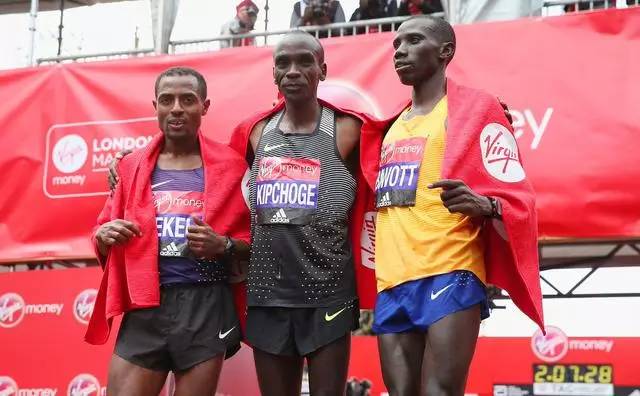  曼城举办慈善赛，阿圭罗复出携手传奇球星  