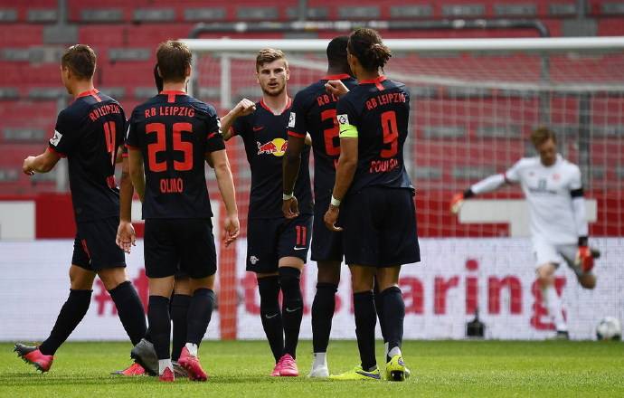  巴黎圣日耳曼轮换阵容仍展卫冕实力